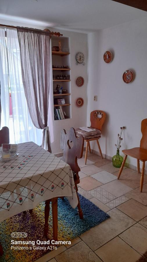 شقة Atelier Spojovaci Český Krumlov المظهر الخارجي الصورة